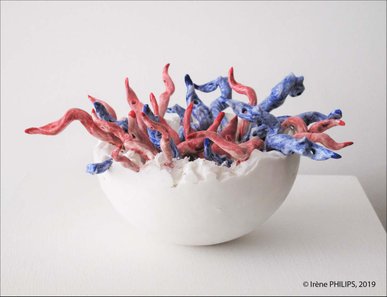 Irène Philips - THE NOSTALGIA OF THE ORIGINS - Ceramic: porcelain, blue and red pigment, 13 x 26 cm, firing 1240°, 2019
