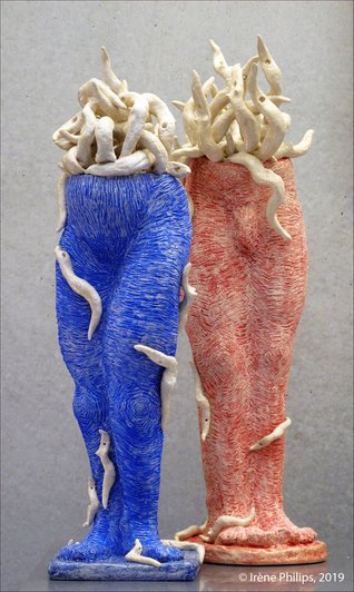 Irène Philips - PRIMITIVE WOMAN AND PRIMITIVE MAN - Ceramic: chamotte white clay, blue and red pigment, transparent enamel, 55 cm and 59 cm, firing 1150°, 2019