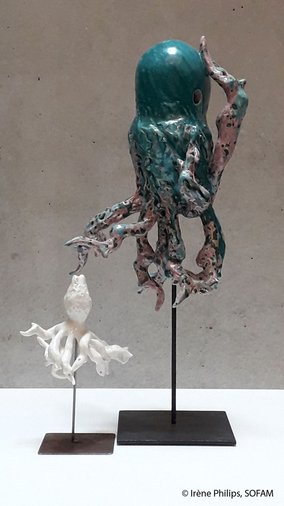 Irène Philips - BLEU SEPIA WITH BABY, Ceramic, white clay, enamels, 30 x 40 cm, firing 1100° and Porcelain, transparent enamel, 12 x 14 cm, firing 1240°, 2018